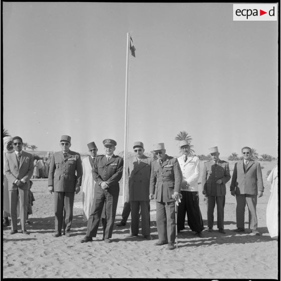 Ouled Sayah. Inauguration de la mairie. Les autorités sur la place du village.