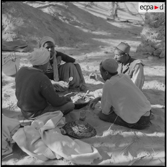 Ouled Sayah. Des hommes partagent un repas.