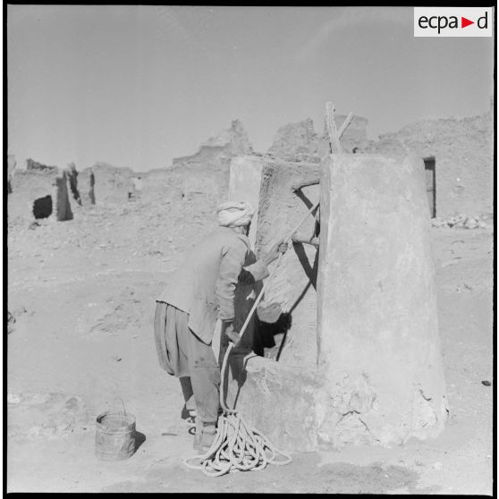 Ouled Sayah. Un homme récupère l'eau d'un puits.