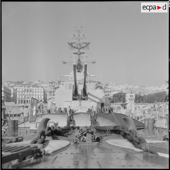 Port d'Alger. Escorteur d'escadre "Guichen" (D607).