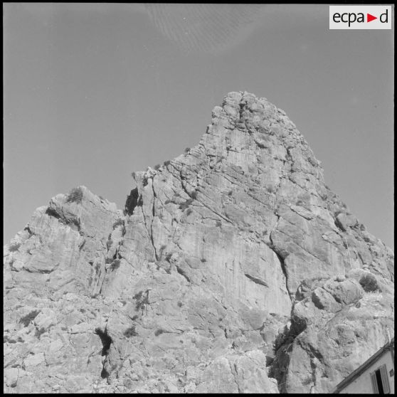 Le rocher aux corbeaux à Agouni Gueghrane.