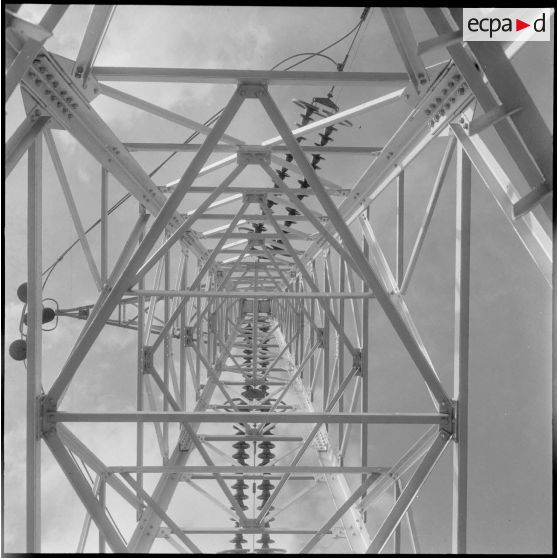 Région d'Alger. Poteaux haute tension.