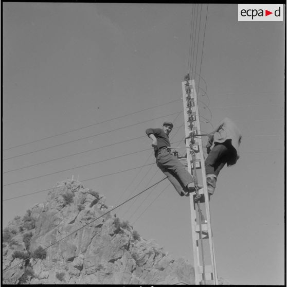 Agouni Gueghrane. Tirage d'une ligne d'un poteau d'alimentation.