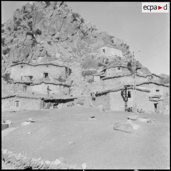 Agouni Gueghrane. Du poteau principal est tendu le fil qui doit porter la lumière.