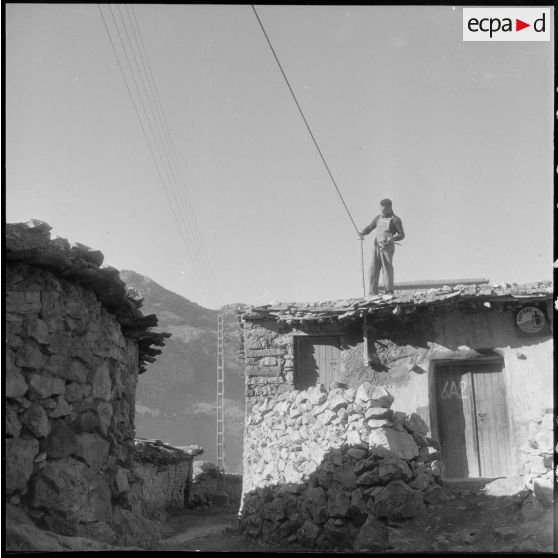 Agouni Gueghrane. Placement de la ligne dans une maison kabyle.