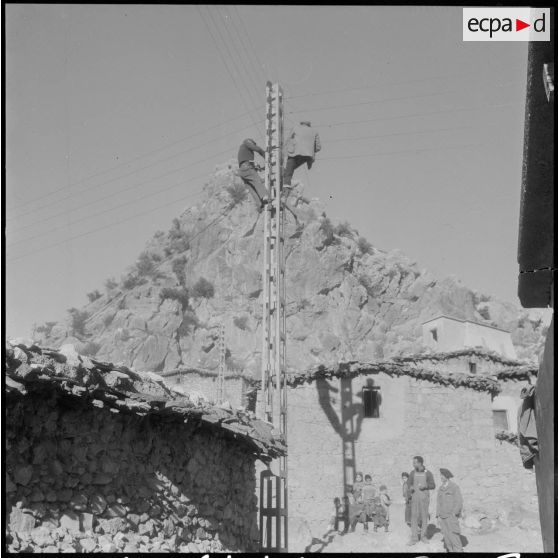 Agouni Gueghrane. Du poteau principal est tendu le fil qui doit porter la lumière.