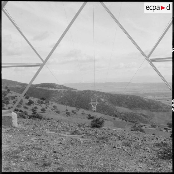 Région d'Alger. La ligne haute tension.