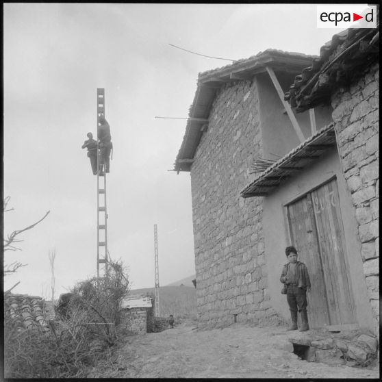 Dans le village de Bezzit, les peintres de de la compagnie électricité et gaz d'Algérie (EGA) à leur travail.