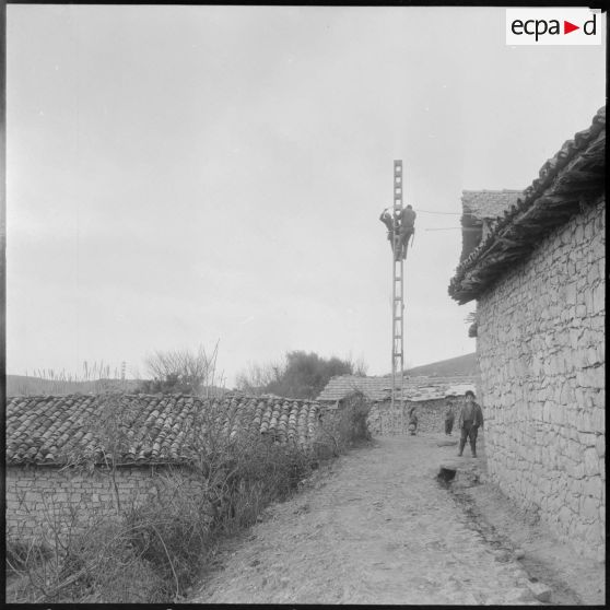 Dans le village de Bezzit, les peintres de de la compagnie électricité et gaz d'Algérie (EGA) à leur travail.