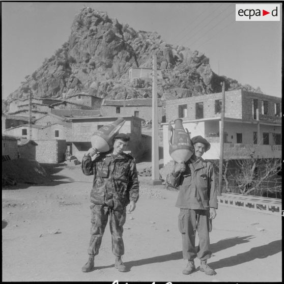 Agouni Gueghrane. Un adjudant et le reporter cinéaste René Autones avec des poteries.