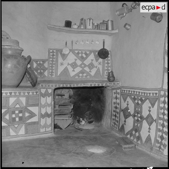 Kabylie. L'intérieur d'une maison kabyle. la cheminée.