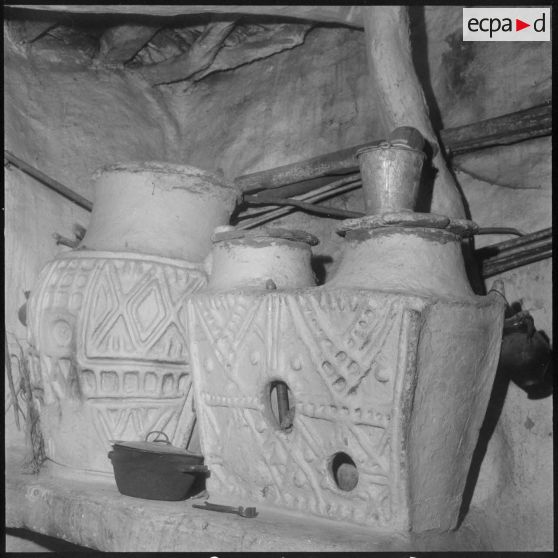 Kabylie. Silo à grains à l'intérieur d'une maison kabyle.