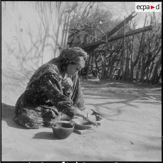 Tassala. Différents stades de l'évolution d'une poterie.