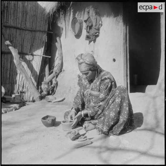 Tassala. Différents stades de l'évolution d'une poterie.