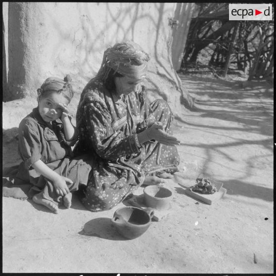 Tassala. Différents stades de l'évolution d'une poterie.