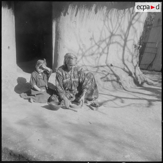Tassala. Différents stades de l'évolution d'une poterie.