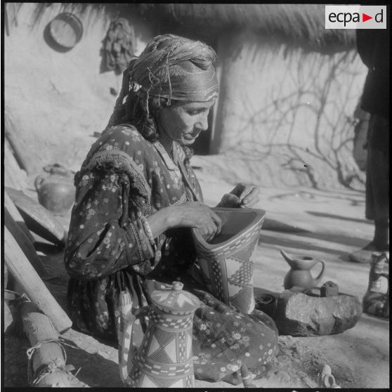Tassala. Femme kabyle décorant un pot.
