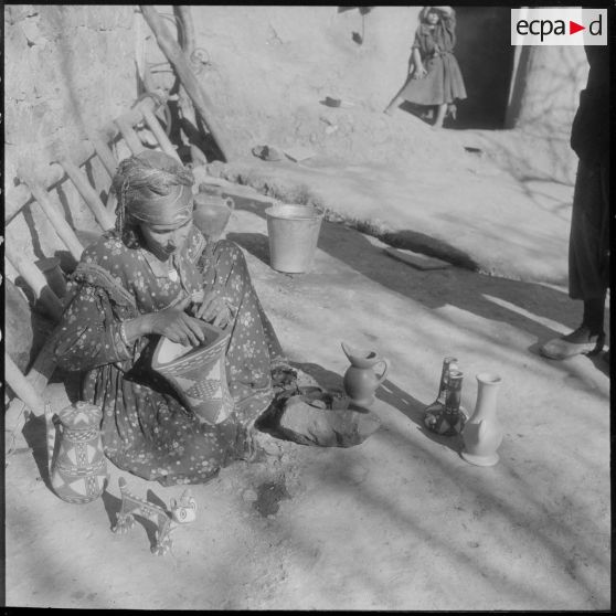 Tassala. Différents stades de l'évolution d'une poterie.