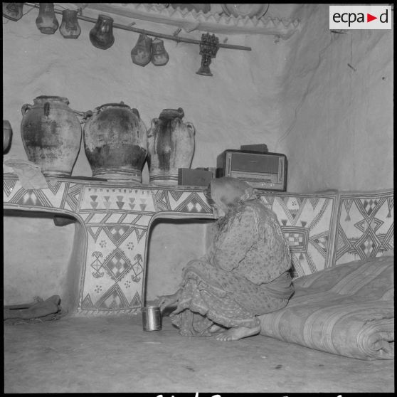 Kabylie. Une femme à l'intérieur d'une maison kabyle.