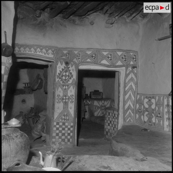 Kabylie. Un intérieur kabyle.