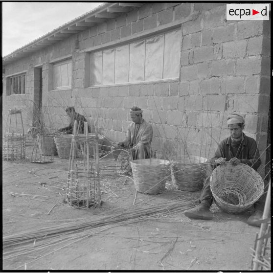 El Esnam. Vanniers fabriquant des corbeilles.