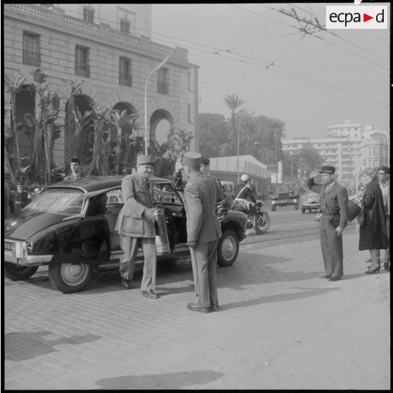 Alger. Forum. Prise d'armes en l'honneur du départ du général de corps d'armée Crépin.