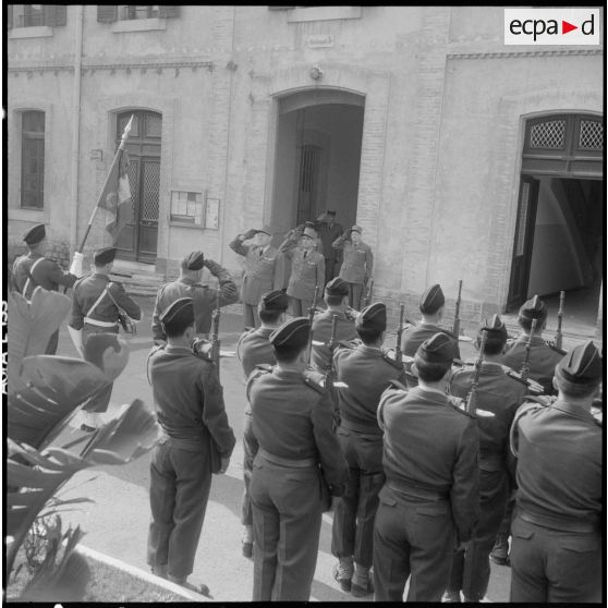 Alger. Forum. Prise d'armes en l'honneur du départ du général de corps d'armée Crépin.