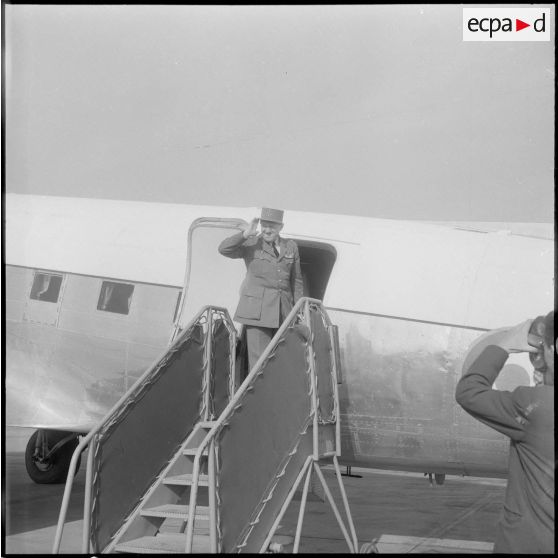 Maison Blanche. Prise d'armes à l'aérodrome pour le départ du général Crépin. Il salue une dernière fois les personnalités.