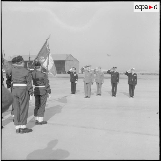 Maison Blanche. Prise d'armes à l'aérodrome pour le départ du général Crépin. Il salue le drapeau d'un régiment.