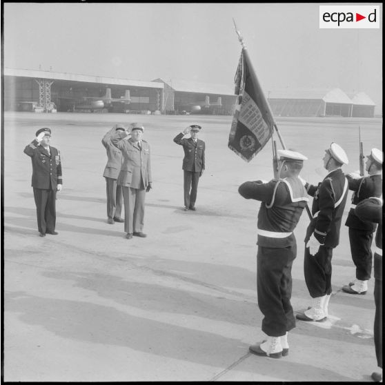 Maison Blanche. Prise d'armes à l'aérodrome pour le départ du général Crépin. Il salue le drapeau de la marine.