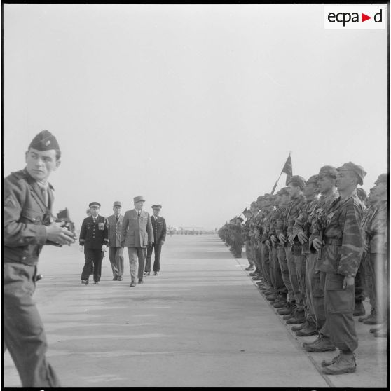 Maison Blanche. Prise d'armes à l'aérodrome pour le départ du général Crépin. Il passe les troupes en revue.
