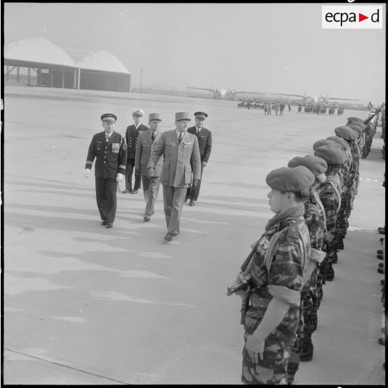 Maison Blanche. Prise d'armes à l'aérodrome pour le départ du général Crépin. Il passe les troupes en revue.