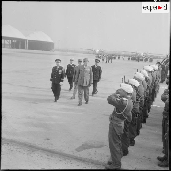 Maison Blanche. Prise d'armes à l'aérodrome pour le départ du général Crépin. Il passe en revue un détachement du régiment de tirailleurs algériens (RTA).
