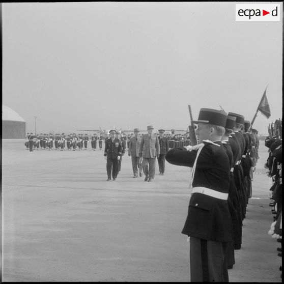 Maison Blanche. Prise d'armes à l'aérodrome pour le départ du général Crépin. Il passe les troupes en revue.