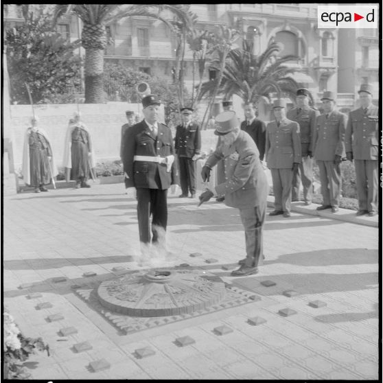 Alger. Le général Fernand Gambiez ranime la flamme au monument aux morts.