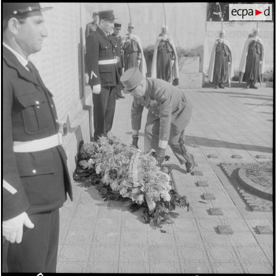 Alger. Le général Fernand Gambiez dépose une gerbe de fleurs au monument aux morts.