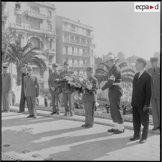 Alger. Le général Fernand Gambiez va déposer une gerbe de fleurs au pied du monument aux morts.