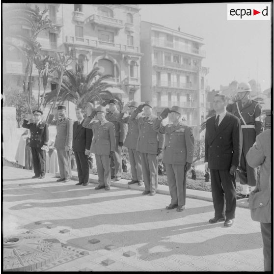 Alger. La cérémonie au monument aux morts.