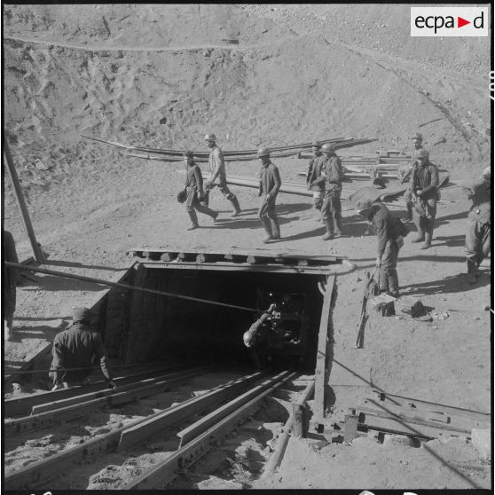 Aux mines de Kenadsa : pendant la remontée des mineurs.