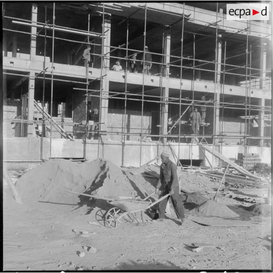 Colomb-Béchar. Chantier et nouvelles constructions modernes.