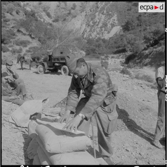 Chaîne des Babors. 69e bataillon du génie (BG). Le chef de chantier compulsant son plan pour la construction du pont.
