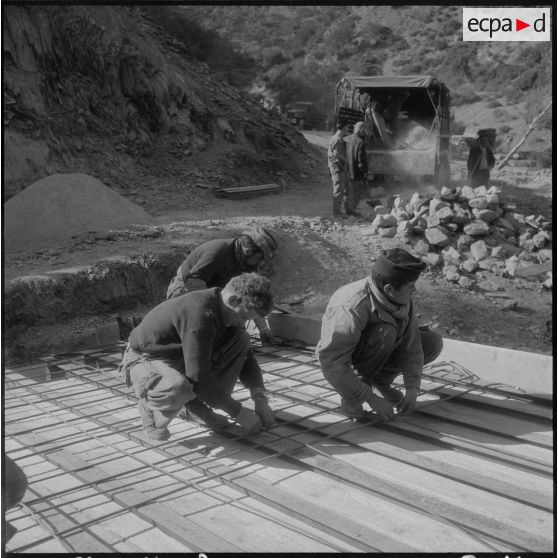 Chaîne des Babors. 69e bataillon du génie (BG). Barres de fer servant ultérieurement à armer le béton pour la construction du pont.