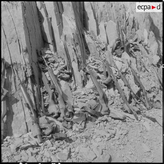 Chaîne des Babors. 69e bataillon du génie (BG). Les armes près du chantier.