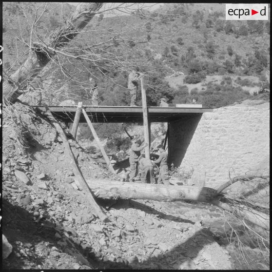 Chaîne des Babors. 69e bataillon du génie (BG). Le pont est consolidé par des poutres en bois qui s'enlèveront après le dallage terminé.