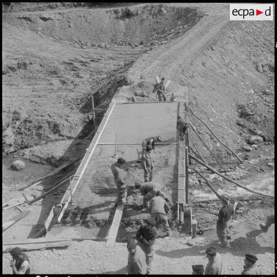 Chaîne des Babors. 69e bataillon du génie (BG). Le coulage de la dalle du pont.