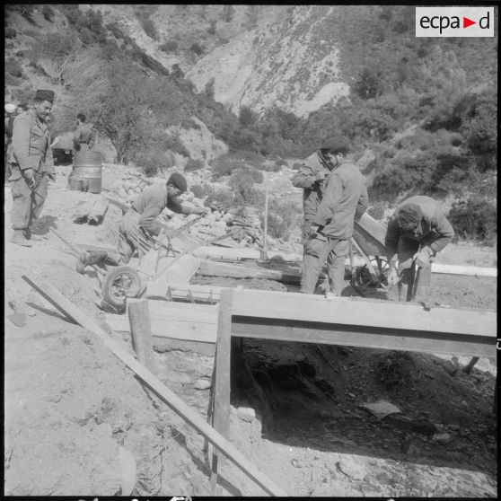 Chaîne des Babors. 69e bataillon du génie (BG). La construction du pont.