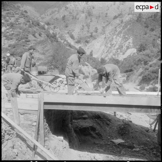 Chaîne des Babors. 69e bataillon du génie (BG). Le coulage de la dalle du pont.
