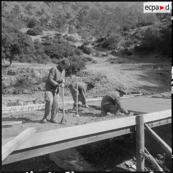 Chaîne des Babors. 69e bataillon du génie (BG). Sapeurs damant la 1ère couche de béton du pont.