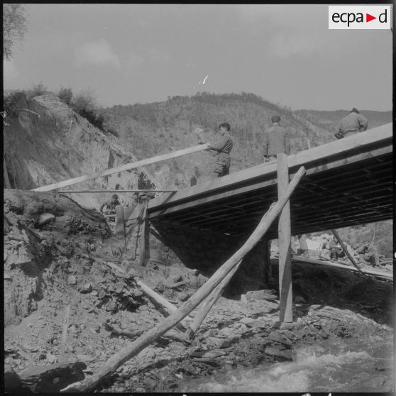 Chaîne des Babors. 69e bataillon du génie (BG). Finition de la plateforme du pont.