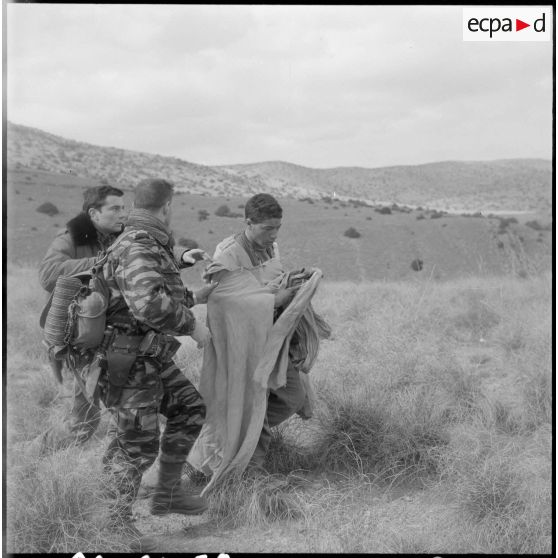 Région de Geryville. Groupement des commandos de marine en opération. Un prisonnier.